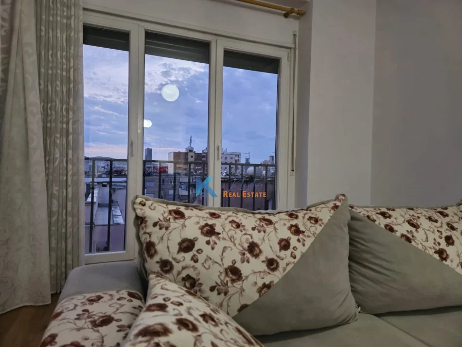 Tirane, jap me qera apartament 2+1+Ballkon Kati 4, 111 m² 650 € (Ali Dem)