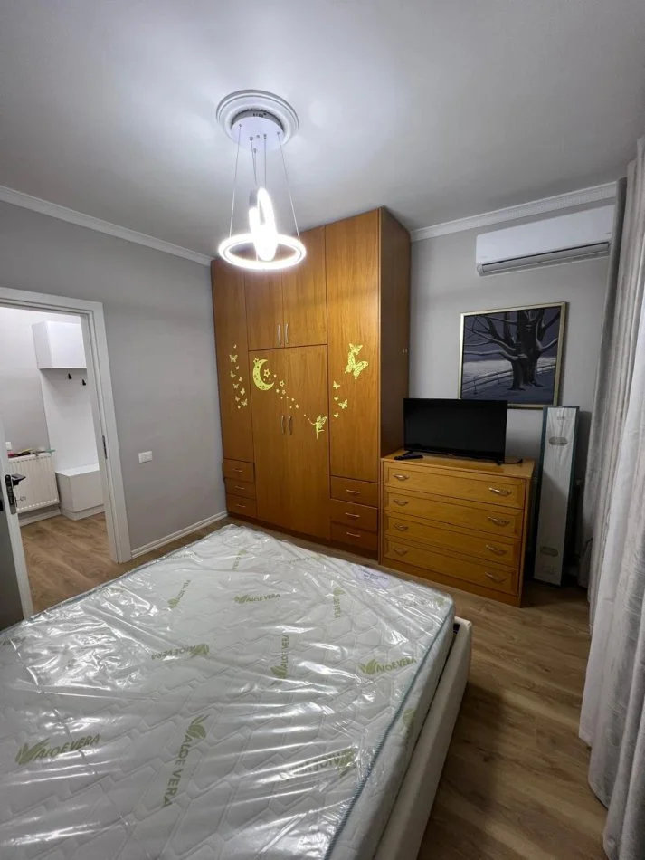 Tirane, jepet me qera apartament 1+1 Kati 7, 71 m² 700 € (Komuna e Parisit)