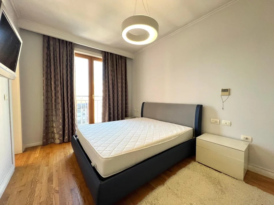 Tirane, jepet me qera apartament 2+1 Kati 7, 123 m² 1.500 € (Bllok)