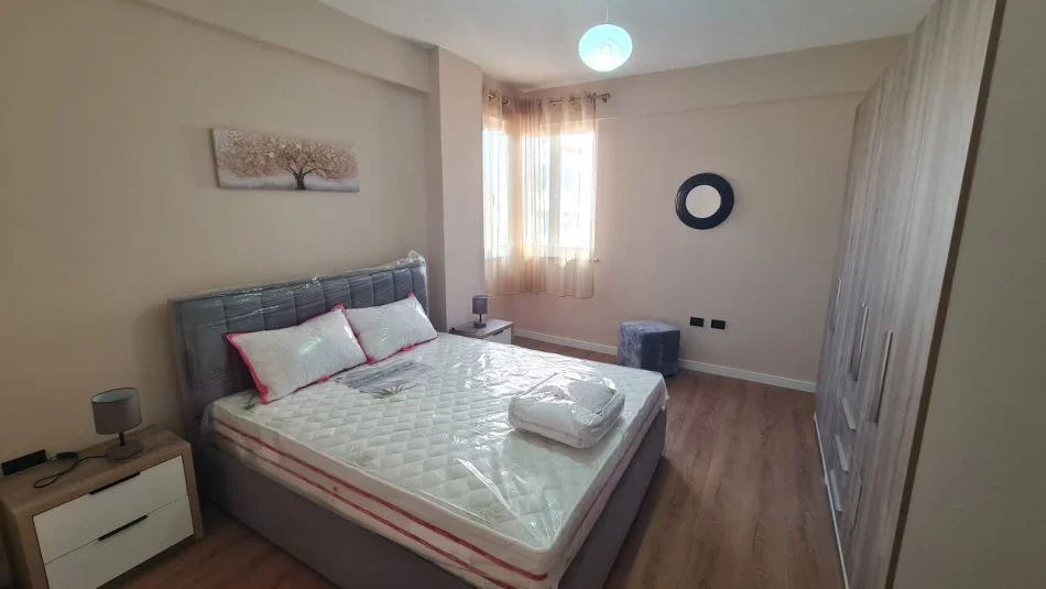 Tirane, jepet me qera Apartament 2+1+Ballkon, Kati 5 me Ashensor, 95 m², 700 € (Bulevardi Zogu i Pare, prane FSHN)