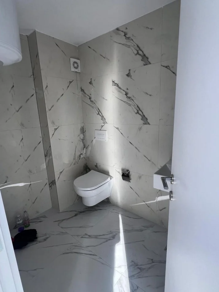 Tirane, jepet me qera Ambjent biznesi, Kati 0 pallat i ri, 82 m² 1.200 € (Rruga Frosina Plaku prane 21 Dhjetorit)