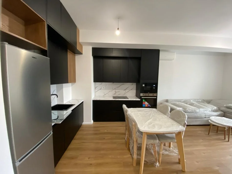 Tirane, jepet me qera apartament 1+1 Kati 7, 59 m² 450 € (Ali Demi)