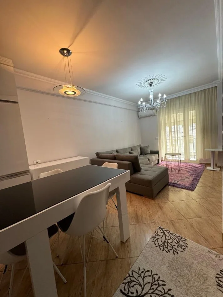 Tirane, jepet me qera apartament 1+1 Kati 3, 50 m² 550 € (Rruga e Kavajes)