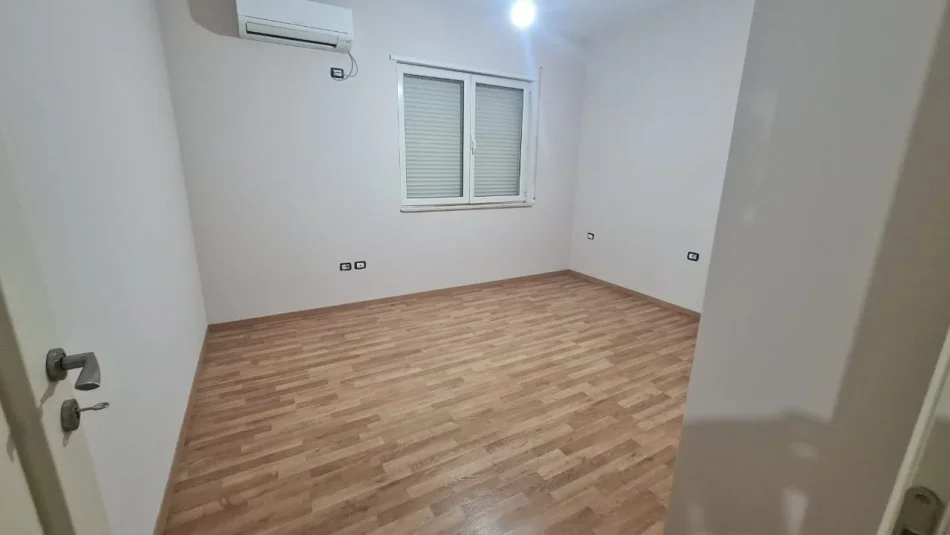Tirane, jepet me qera per Zyre super Apartament 4+1, Kati 6 ne pallat te ri me ashensor, 178 m², 800 € (Don Bosko)