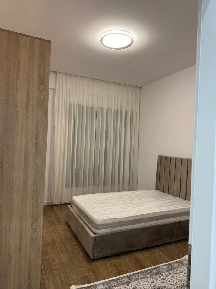 Tirane, jap me qera apartament 2+1+Ballkon Kati 2, 93 m² (Ish Sheshi Shqiponja)