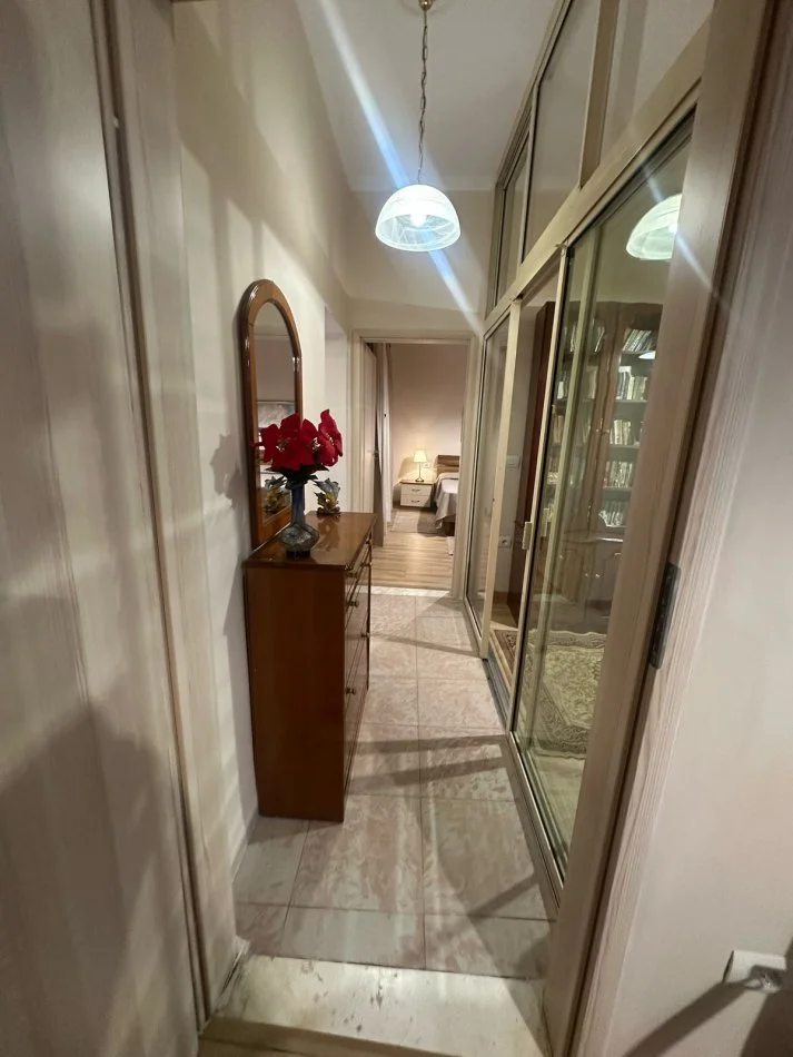 Tirane, jepet me qera apartament 2+1 Kati 1, 131 m² 600 € (Brryli)