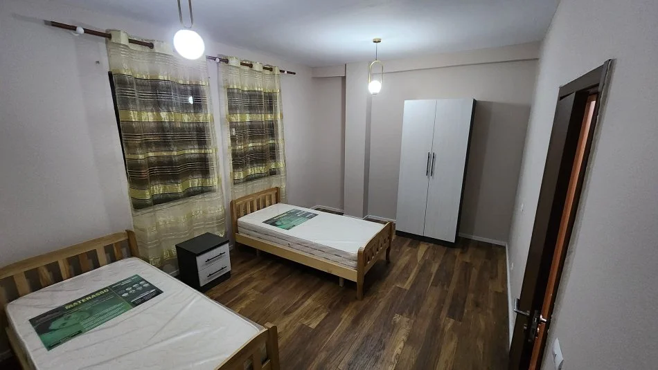 Tirane, jepet me qera apartament 2+1 Kati 4, 105 m² 700 € (Rruga Myslym Shyri)