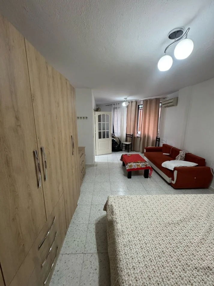 Tirane, jap me qera apartament 1+1 Kati 2, 60 m² (Rruga e Durresit, afer Ambasades Polake)