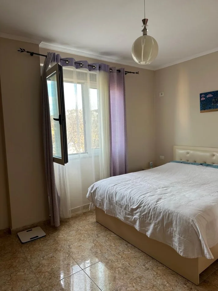 Tirane, jap me qera apartament 2+1+Ballkon Kati 2, 100 m² (Liqeni i Thate, Rruga Hamdi Sina)