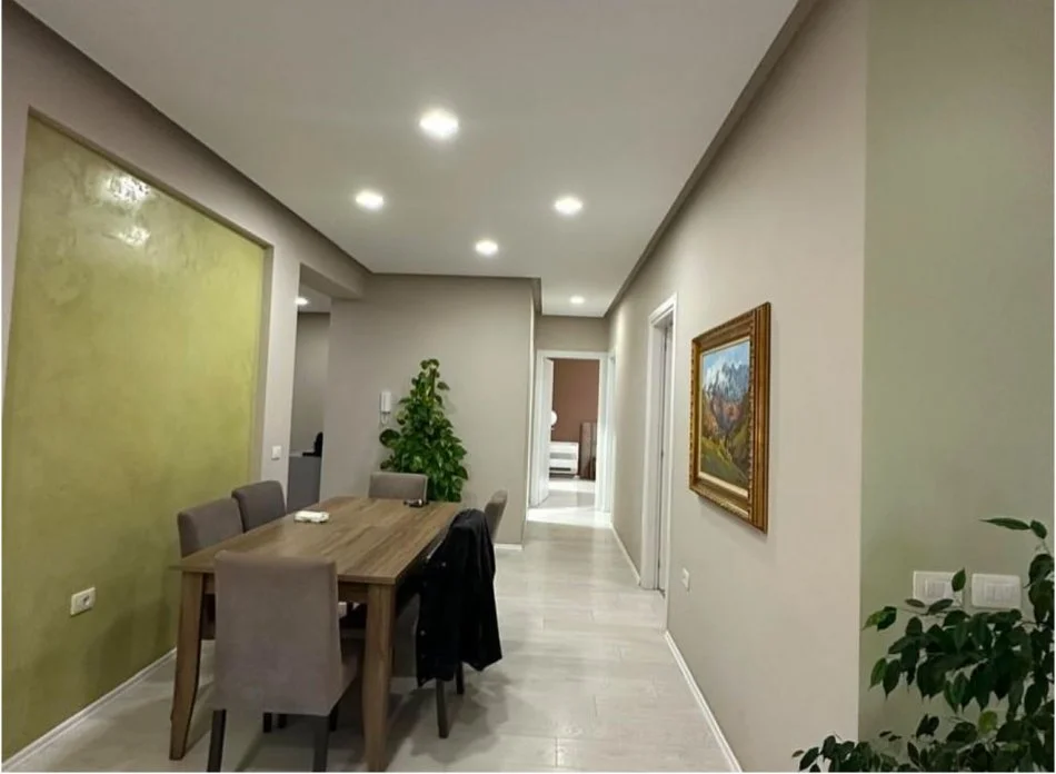 Tirane, jepet me qera apartament 3+1 Kati 4, 189 m² 1.300 € (Liqeni i Thate)