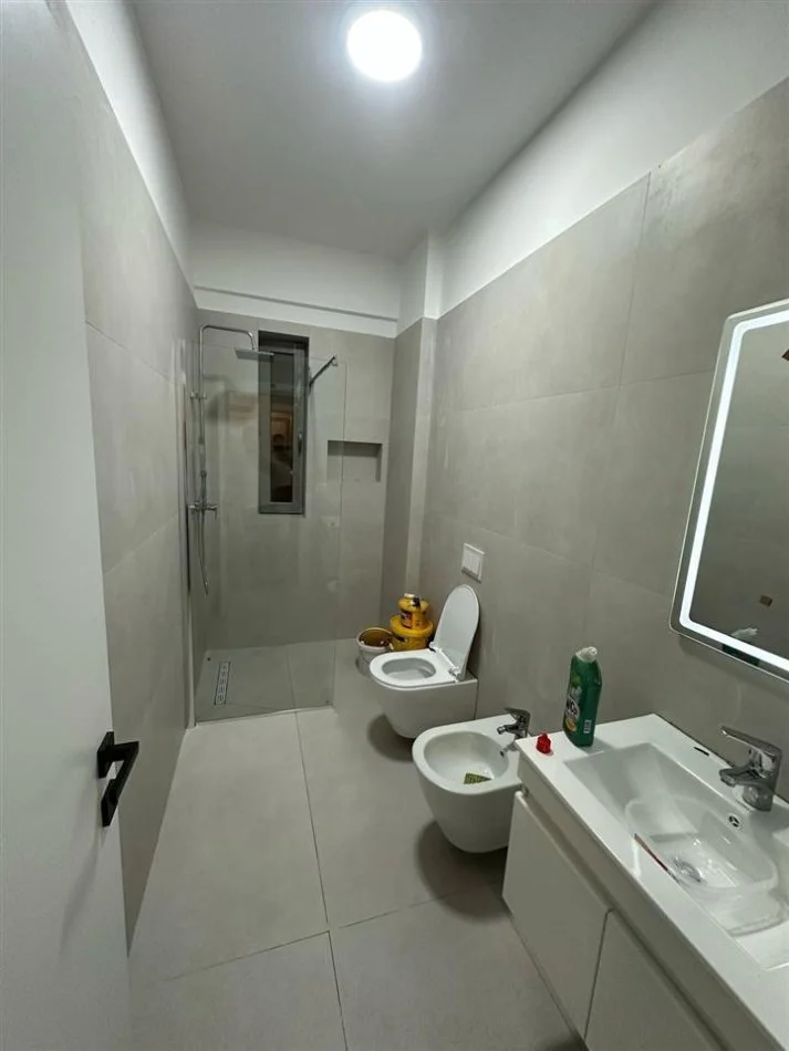 Tirane, jap me qera apartament 1+1+Ballkon Kati 1, 75 m² 550 € (Ish Fusha e Aviacionit)