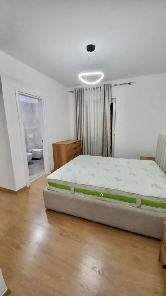 Tirane, jepet me qera apartament 2+1+Ballkon Kati 2, 95 m² 1.100 € (Liqeni i Thate)
