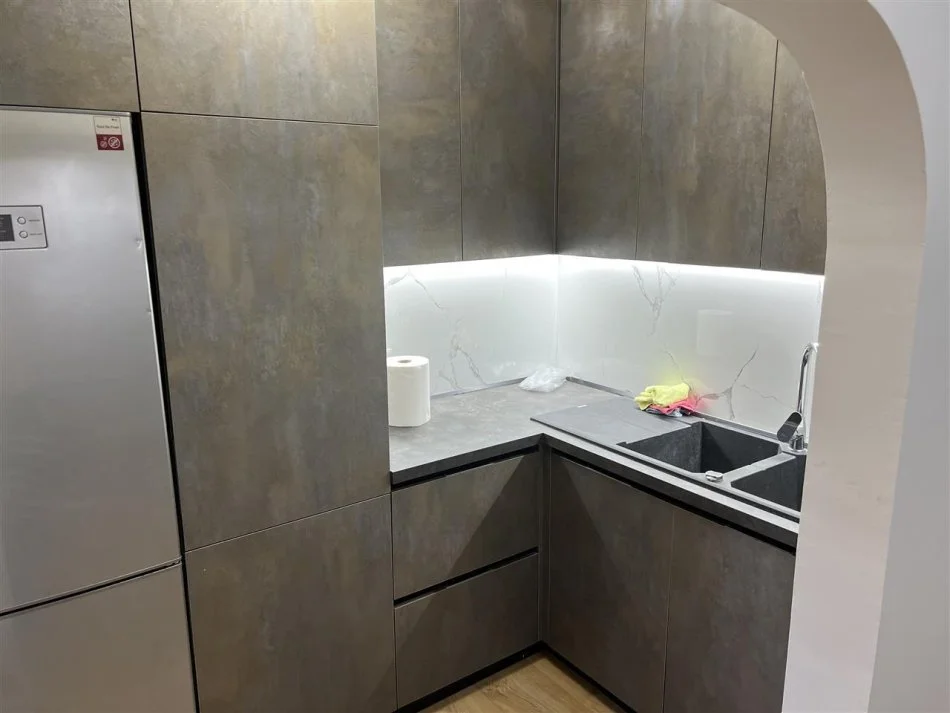 Tirane, jap me qera apartament 1+1+Ballkon Kati 4, 67 m² (Ish Parku i Auobuzave, afer shkolles Naim Frasheri)