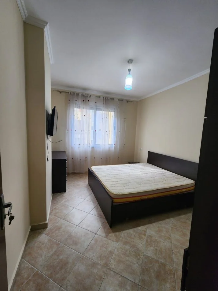 Tirane, jepet me qera apartament 1+1+Ballkon Kati 4, 60 m² 400 € (Astir)
