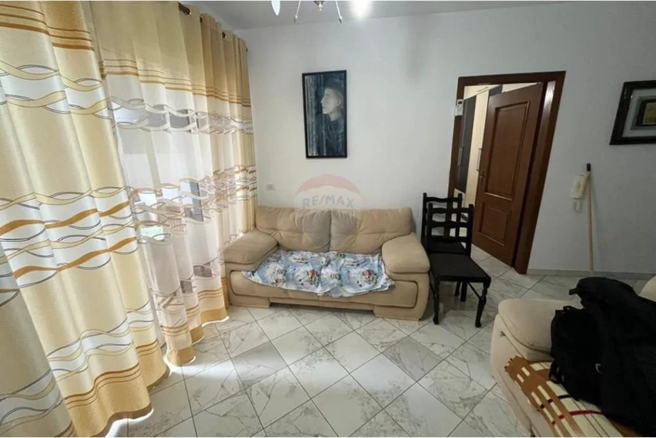 Tirane, jepet me qera apartament 2+1 Kati 1, 78 m² 450 € (Liqeni That)