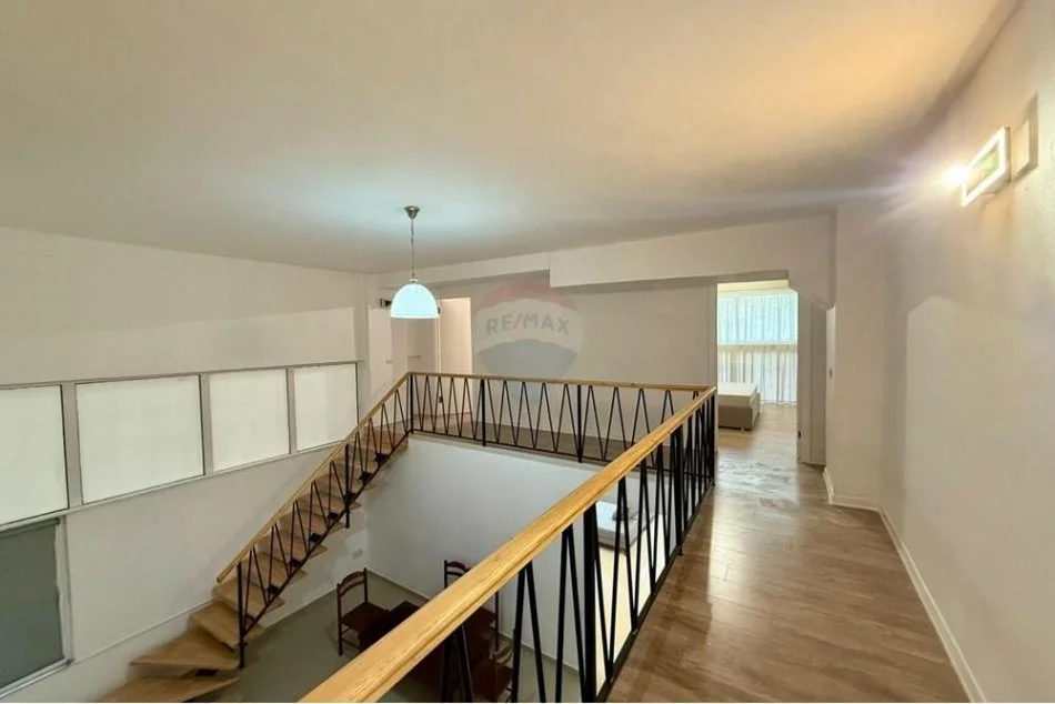 Tirane, jepet me qera apartament duplex 3+1 Kati 1, 175 m² 550 € (Fresk)