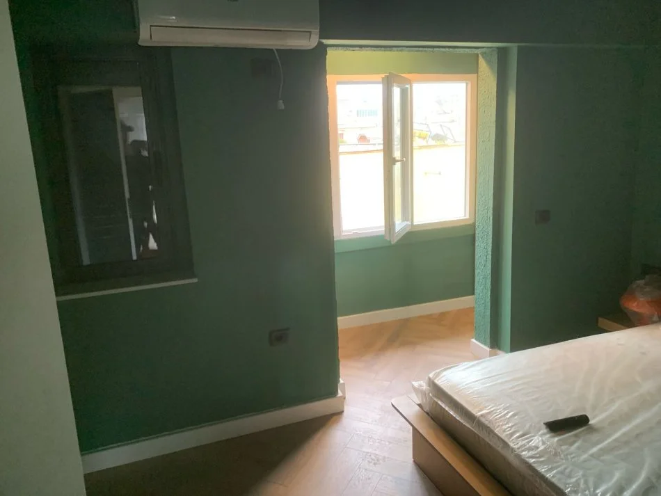 Tirane, jepet me qera apartament 1+1+Ballkon Kati 4, 60 m² 600 € (Qender, prane Kafe Europa)