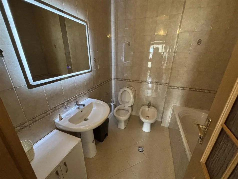 Tirane, jap me qera apartament 1+1+Ballkon Kati 6, 80 m² 730 € (Bllok)