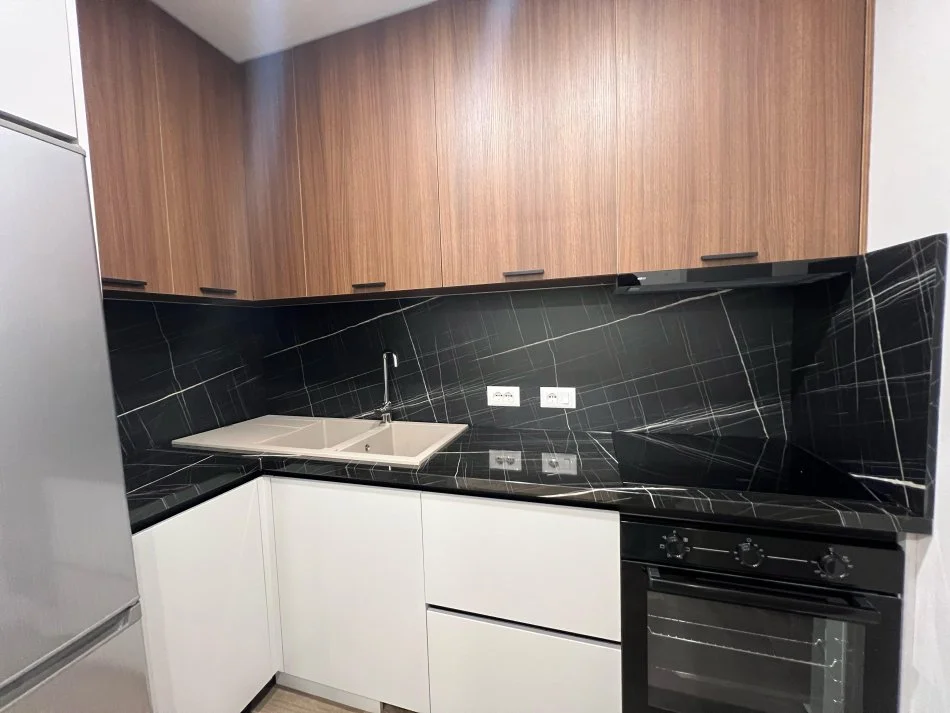 Tirane, jepet me qera apartament 1+1+Ballkon Kati 1, 60 m² 500 € (Ish Parku Autobuzave)