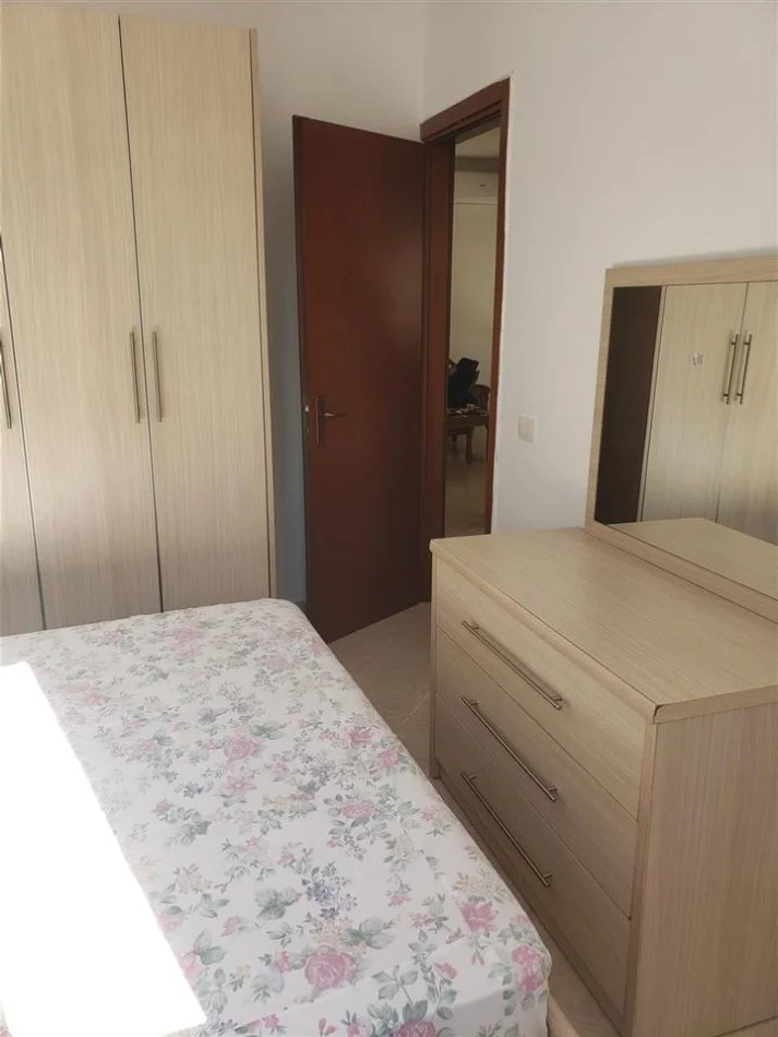 Tirane, jap me qera apartament 2+1+Ballkon Kati 2, 145 m² 550 € (Fusha e Aviacionit)