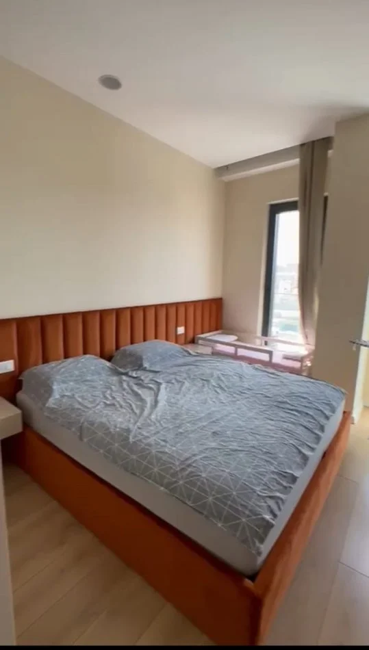 Tirane, jepet me qera apartament 1+1+Ballkon Kati 7, 70 m² 650 € (Shkolla e Kuqe, Rruga Qemal Stafa)
