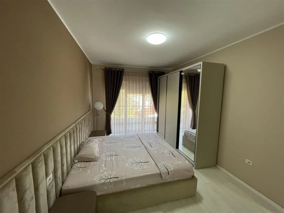 Tirane, jap me qera apartament 3+1+Ballkon Kati 5, 187 m² 1.300 € (Liqeni i Thate)