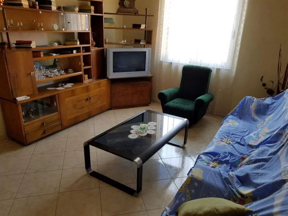 Tirane, jap me qera apartament 2+1+Ballkon Kati 4, 87 m² 400 € (Pazari i Ri)