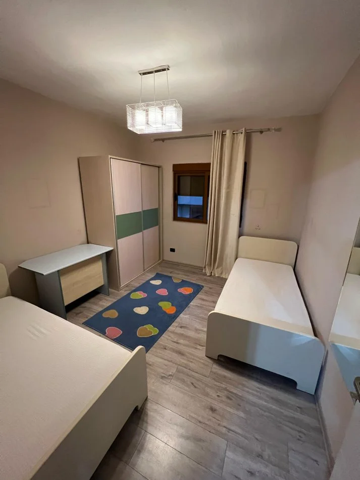 Tirane, jepet me qera apartament 2+1 Kati 5, 80 m² 600 € (Komuna e Parisit)