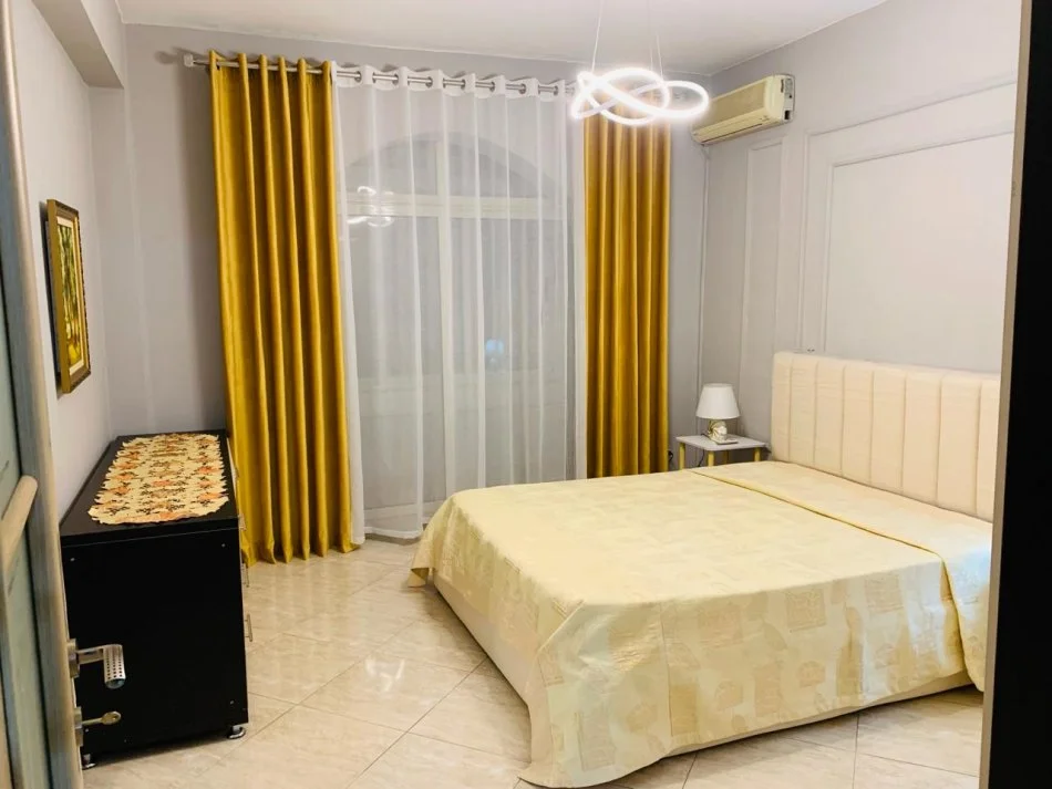 Tirane, jepet me qera apartament 1+1 Kati 3, 75 m² 550 € (Rruga e Kavajes)