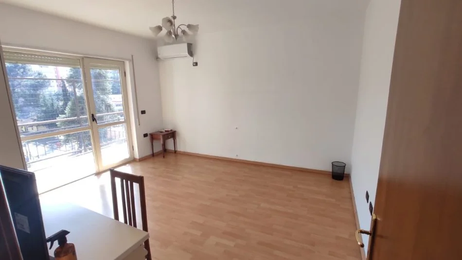 Tirane, jepet me qera zyre Kati 4, 150 m² 1.600 € (Rruga e Elbasanit)