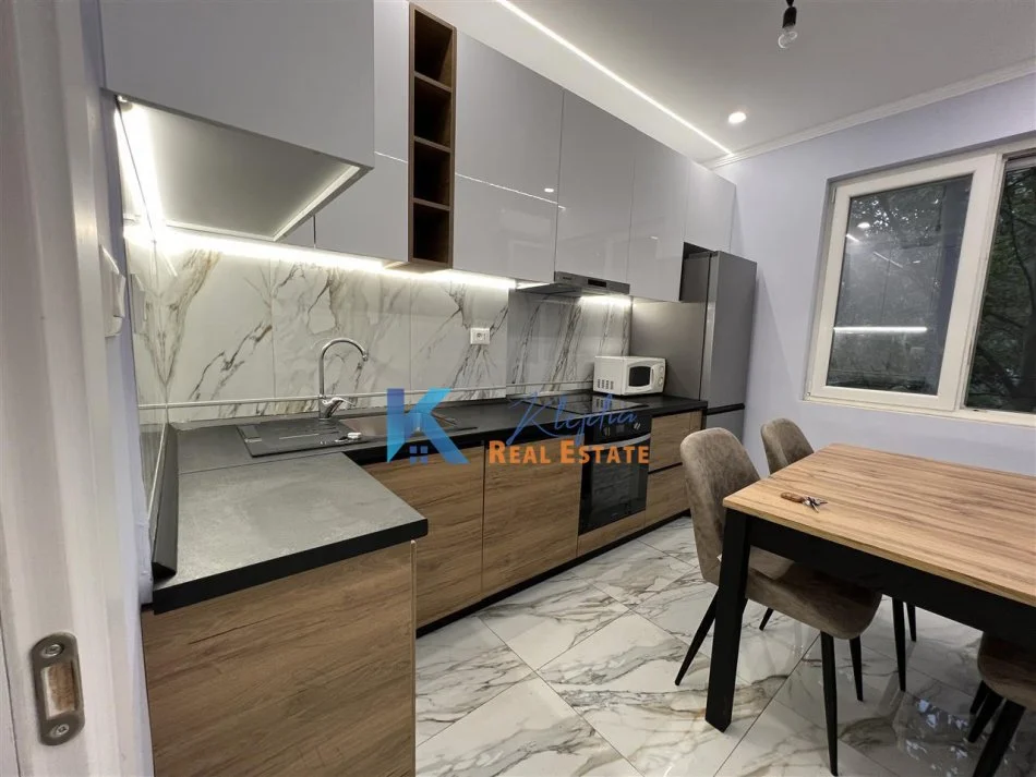 Tirane, jap me qera zyre Kati 3, 90 m² 1.000 € (Bllok, afer shkolles 11 Janari)