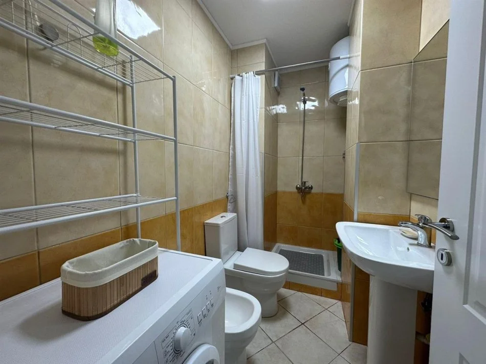 Tirane, jap me qera apartament 1+1+Ballkon Kati 4, 50 m² 550 € (Rruga e Bogdaneve)