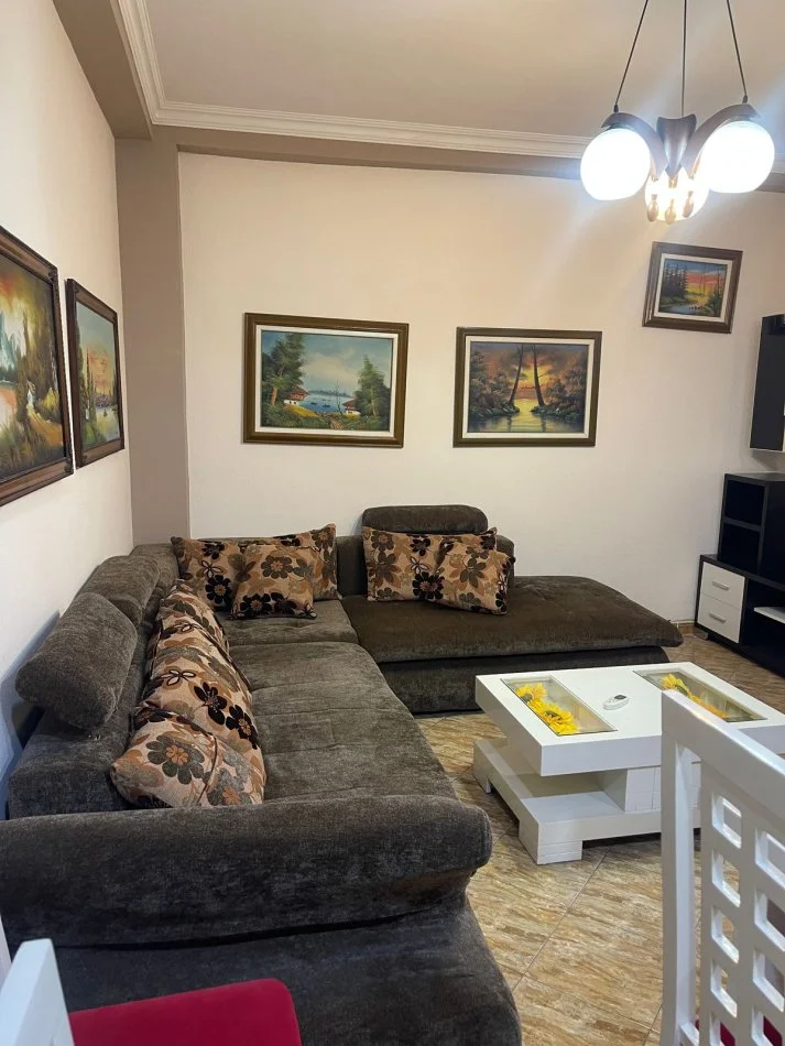 Tirane, jepet me qera apartament 2+1+Ballkon Kati 3, 70 m² 570 € (Zog te Zi)