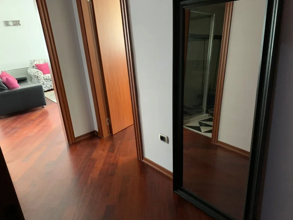 Tirane, jepet me qera apartament 2+1+Ballkon Kati 8, 100 m² 1.300 € (Bllok, prane Librit Universitar)