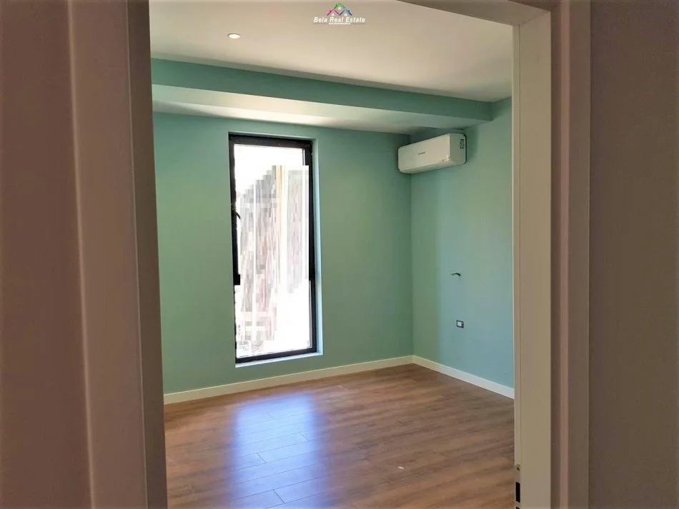 Tirane, jepet me qera zyre Kati 4, 110 m² 850 € (Qender, Rruga e Barrikadave)