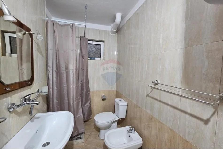 Tirane, jepet me qera apartament 1+1 Kati 3, 62 m² 450 € (Ali Demi)