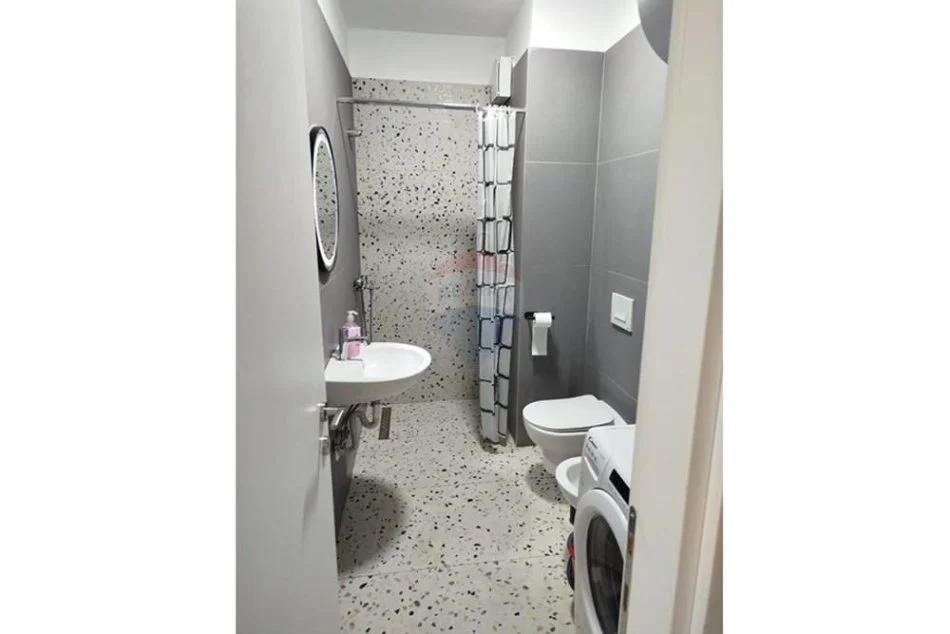 Tirane, jepet me qera apartament 1+1 Kati 7, 56 m² 400 € (Univer City)