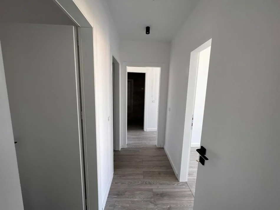 Tirane, jepet me qera ambjent biznesi Kati 9, 126 m² 1.300 € (Liqeni Artificial)