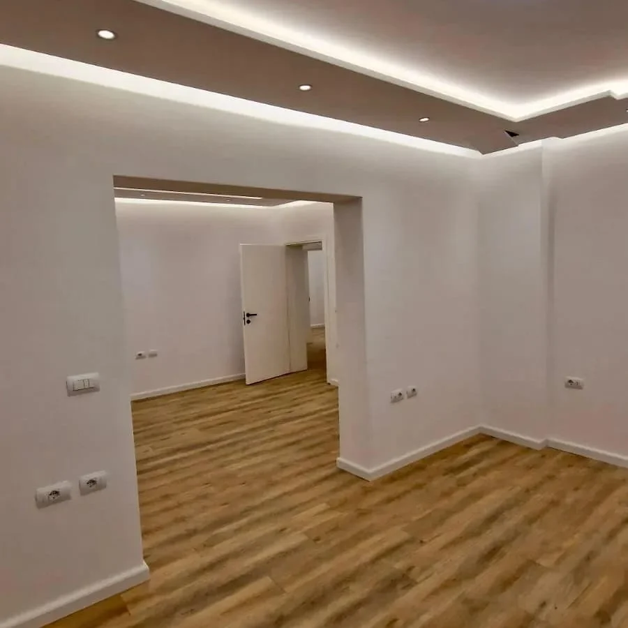 Tirane, jepet me qera apartament 3+1 Kati 2, 120 m² 1.100 € (Qender)