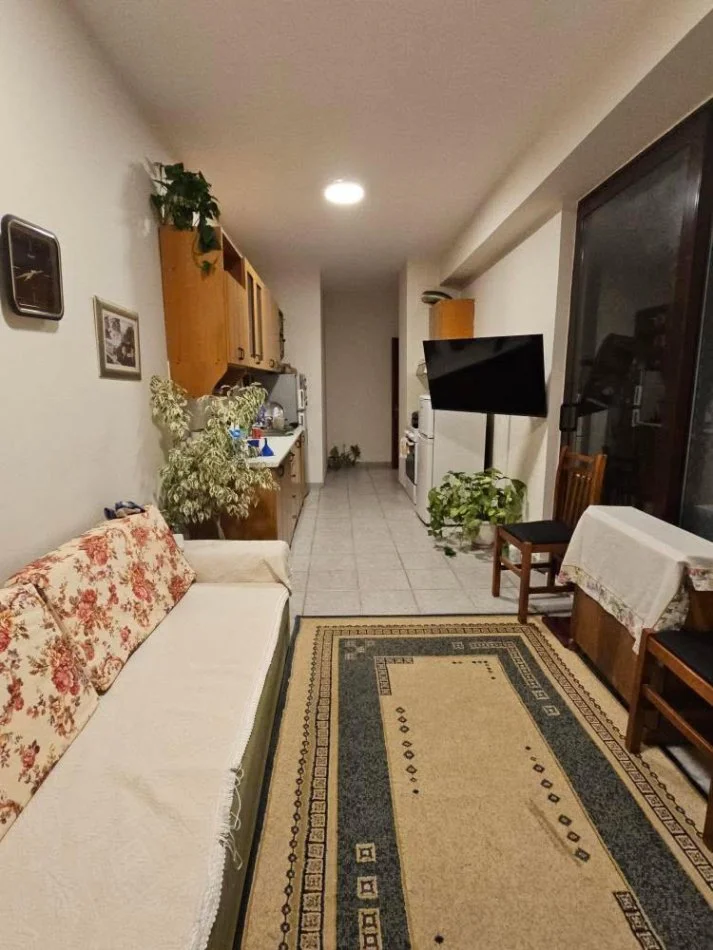 Tirane, jepet me qera apartament 3+1 Kati 8, 144 m² 700 € (Rruga Fortuzi)