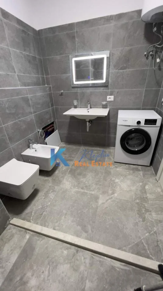 Tirane, jap me qera apartament 2+1+Ballkon Kati 4, 100 m² 550 € (Yzberish, Kompleksi Grand Gallery)