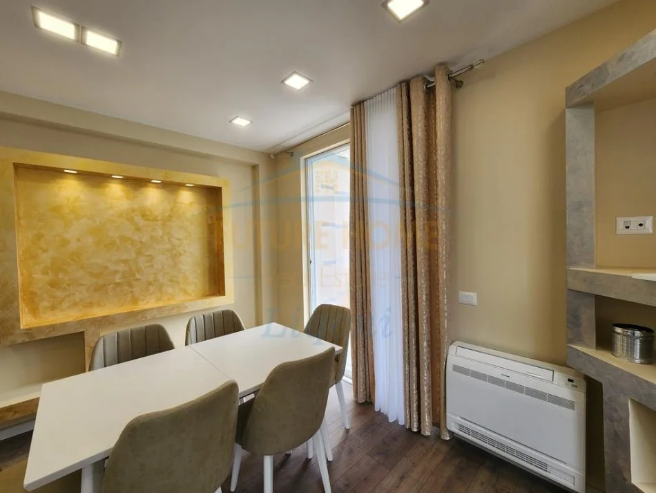 Tirane, jepet me qera apartament 2+1+Aneks+Ballkon Kati 4, 150 m² 800 € (sauk)