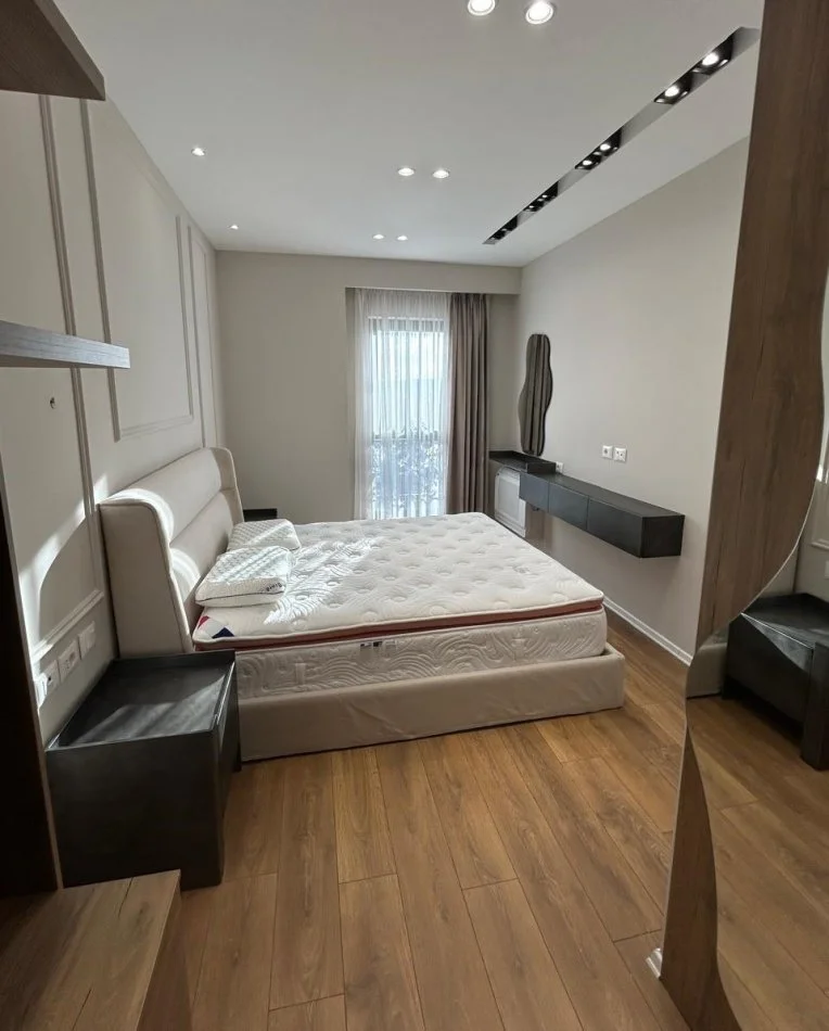 Tirane, jepet me qera apartament 1+1 Kati 20, 80 m² 1.000 € (Rruga e Kavajes)