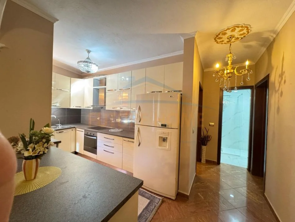 Tirane, jepet me qera 2+1 , 150 m² 900 € (QENDER)