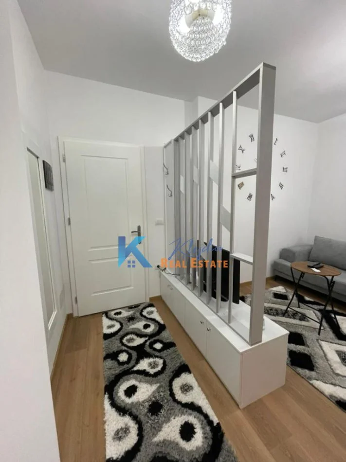 Tirane, jap me qera apartament 1+1 Kati 4, 55 m² (mbi Brrylin, afer pasticeri Tito, rruga Endri Keko)