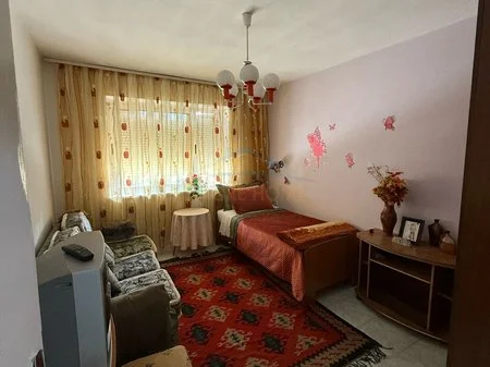 Tirane, jepet me qera apartament 3+1+Ballkon Kati 2, 91 m² 550 € (Qera, Apartament 3+1, Xhamllik, Tiranë. AREA50915)