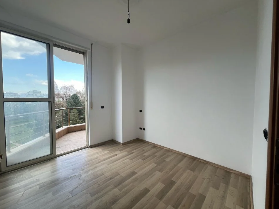 Tirane, shitet apartament 3+1+Ballkon Kati 4, 139 m² 360.000 € (Komuna e Parisit)
