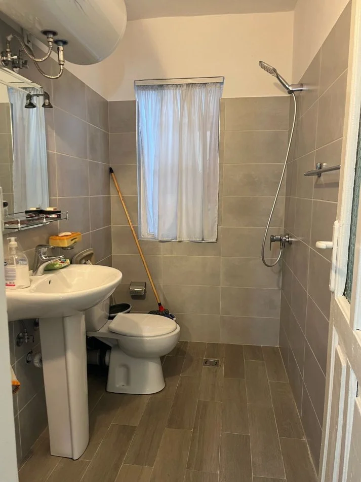 Tirane, jepet me qera apartament 2+1 Kati 5, 100 m², 350000 leke/muaj (Idriz Dollaku)