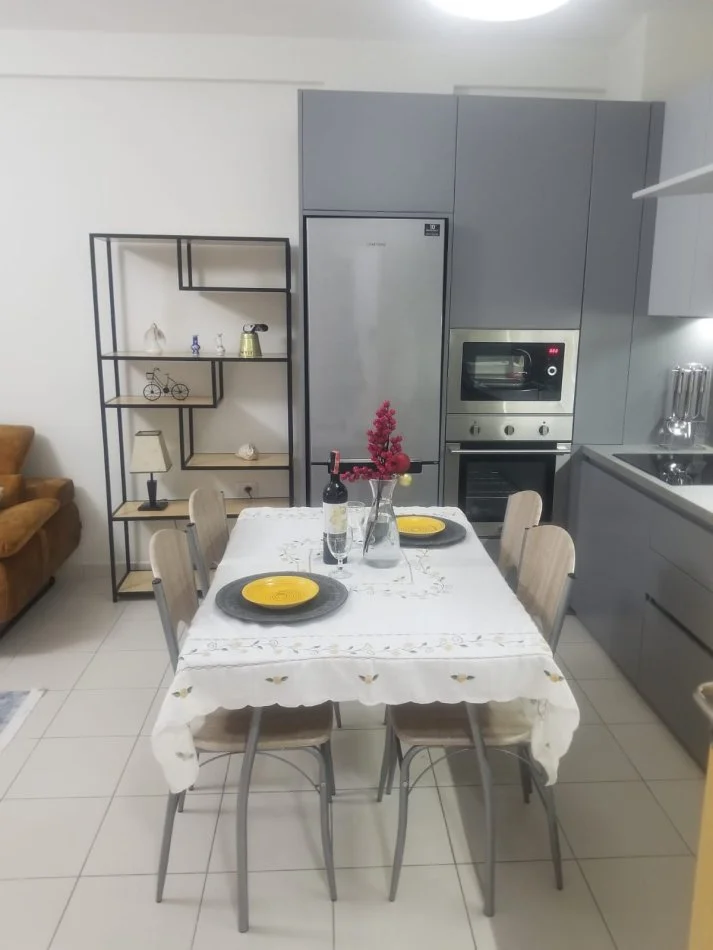 Tirane, jepet me qera apartament 1+1+Ballkon Kati 3, 65 m² 550 € (Liqeni i Thate)