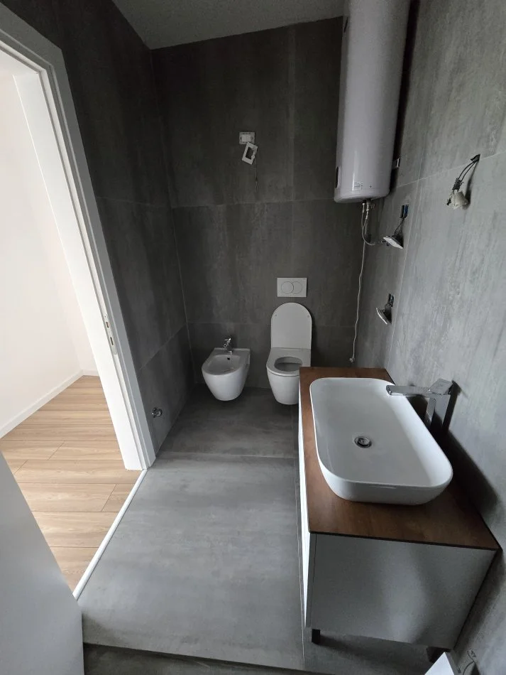 Tirane, jepet me qera apartament 2+1 Kati 1, 92 m² 1.200 € (Lake View)